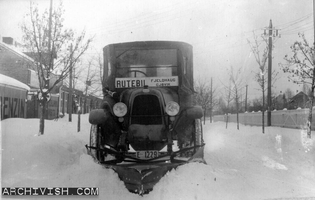 FIAT bus with Øveraasen snowplough - 1926
