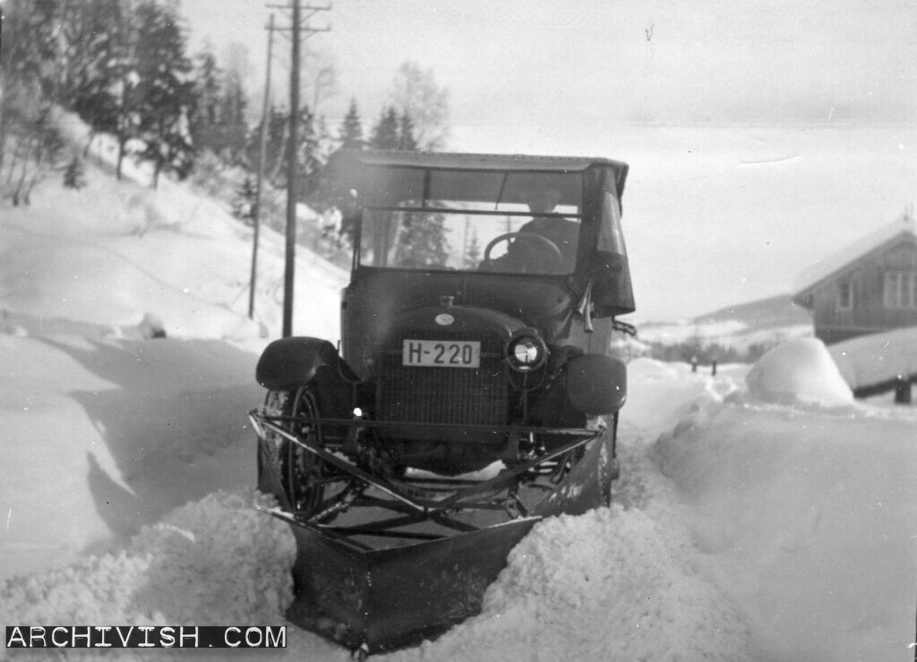 Øveraasen snowplough mounted on a bus - 1926