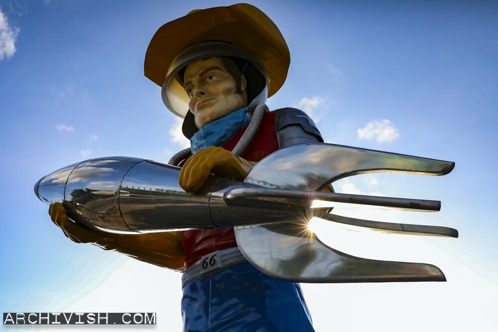 Buck Atom Muffler man, Tulsa Oklahoma